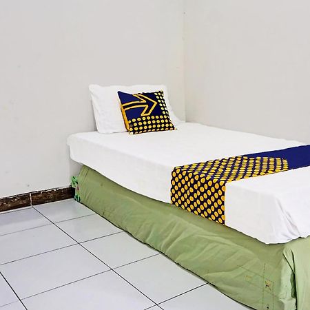 Oyo Life 91896 Kost Bu Dewi Syariah Hotel Пасуруан Екстериор снимка