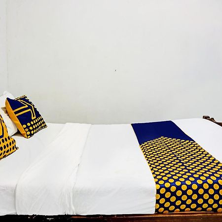 Oyo Life 91896 Kost Bu Dewi Syariah Hotel Пасуруан Екстериор снимка