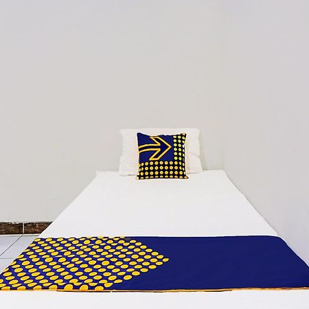 Oyo Life 91896 Kost Bu Dewi Syariah Hotel Пасуруан Екстериор снимка
