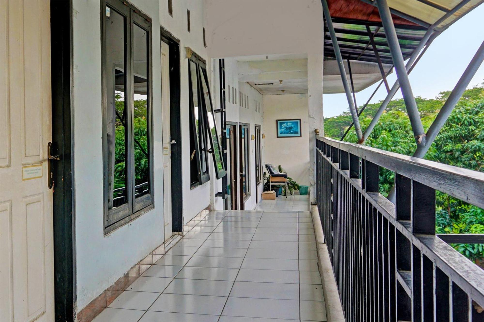 Oyo Life 91896 Kost Bu Dewi Syariah Hotel Пасуруан Екстериор снимка