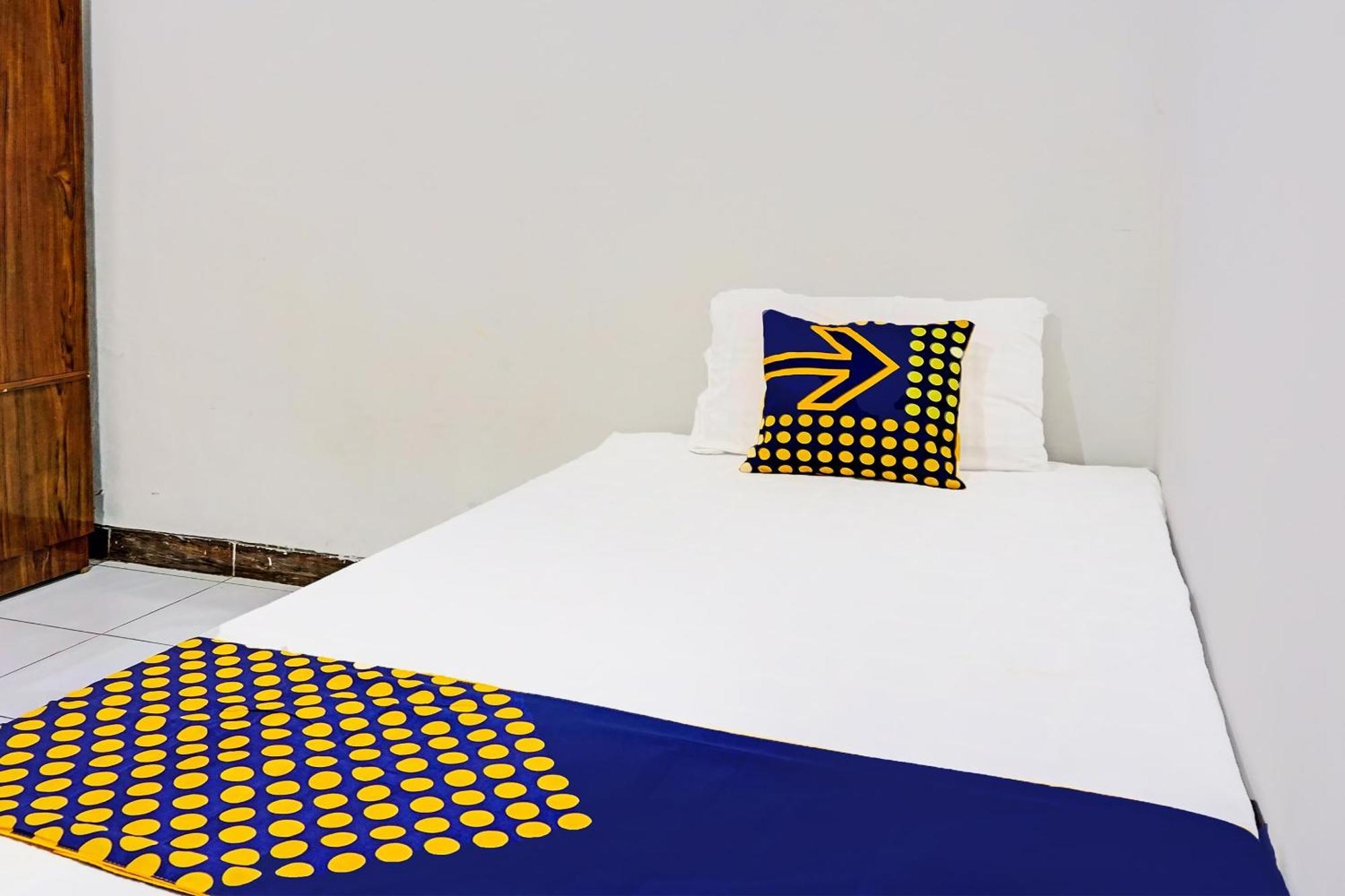 Oyo Life 91896 Kost Bu Dewi Syariah Hotel Пасуруан Екстериор снимка