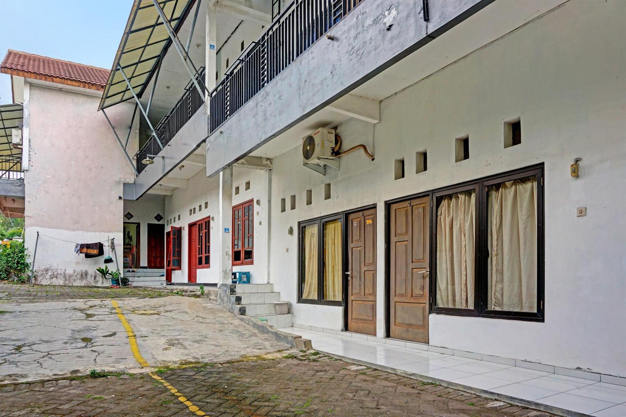 Oyo Life 91896 Kost Bu Dewi Syariah Hotel Пасуруан Екстериор снимка