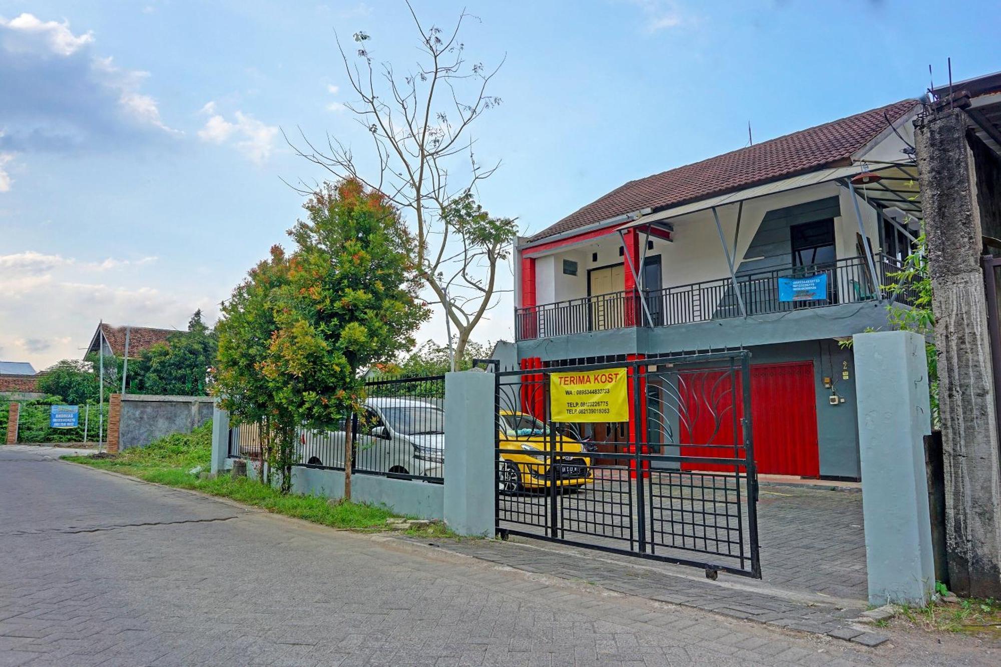 Oyo Life 91896 Kost Bu Dewi Syariah Hotel Пасуруан Екстериор снимка