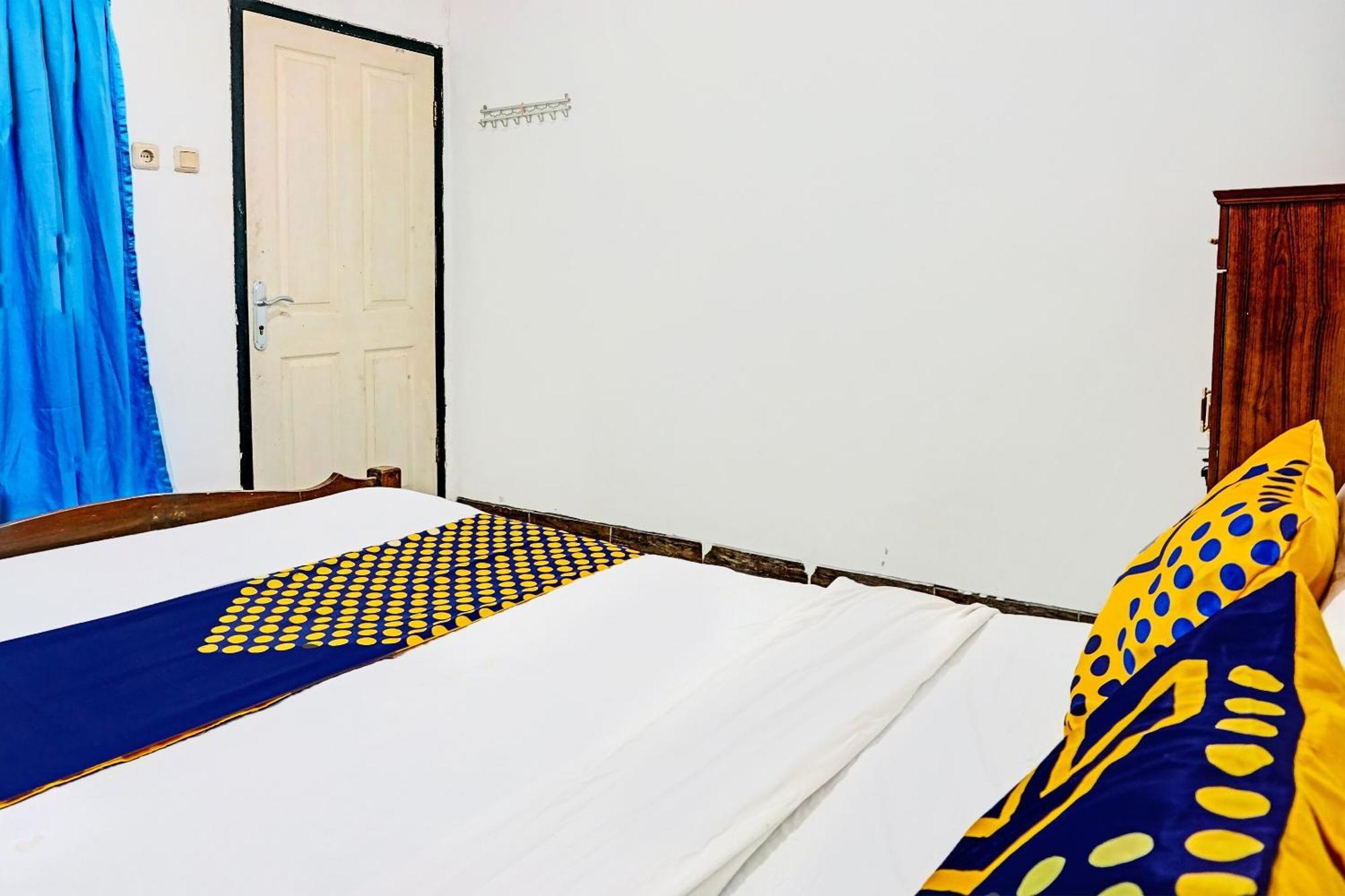 Oyo Life 91896 Kost Bu Dewi Syariah Hotel Пасуруан Екстериор снимка