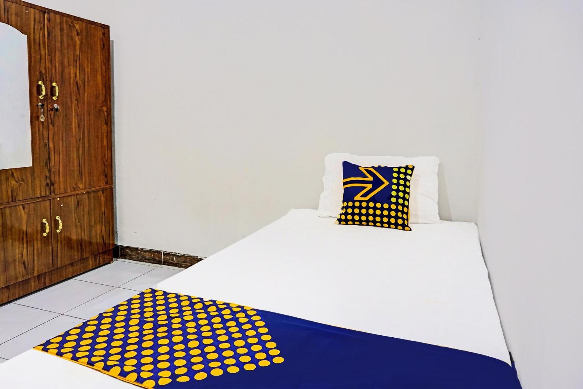 Oyo Life 91896 Kost Bu Dewi Syariah Hotel Пасуруан Екстериор снимка