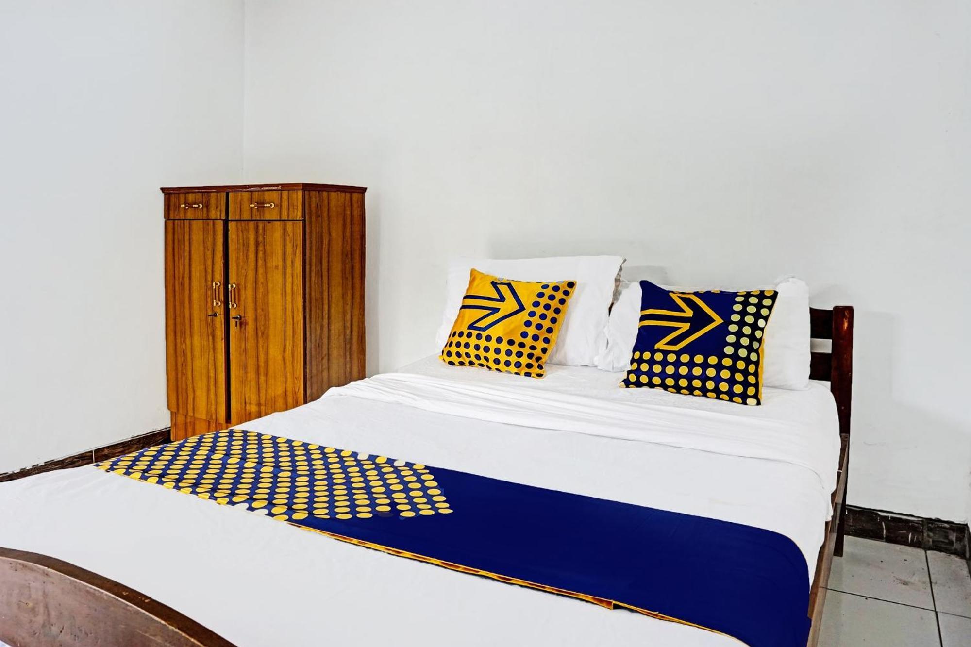 Oyo Life 91896 Kost Bu Dewi Syariah Hotel Пасуруан Екстериор снимка