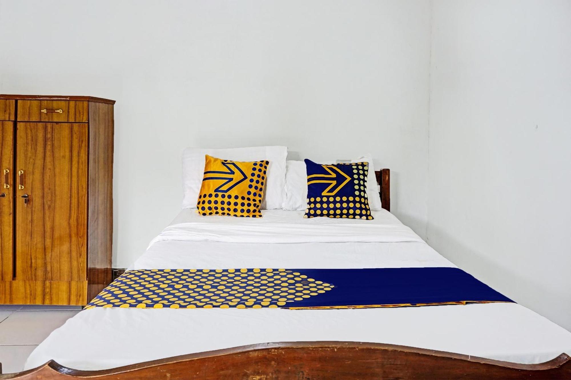 Oyo Life 91896 Kost Bu Dewi Syariah Hotel Пасуруан Екстериор снимка