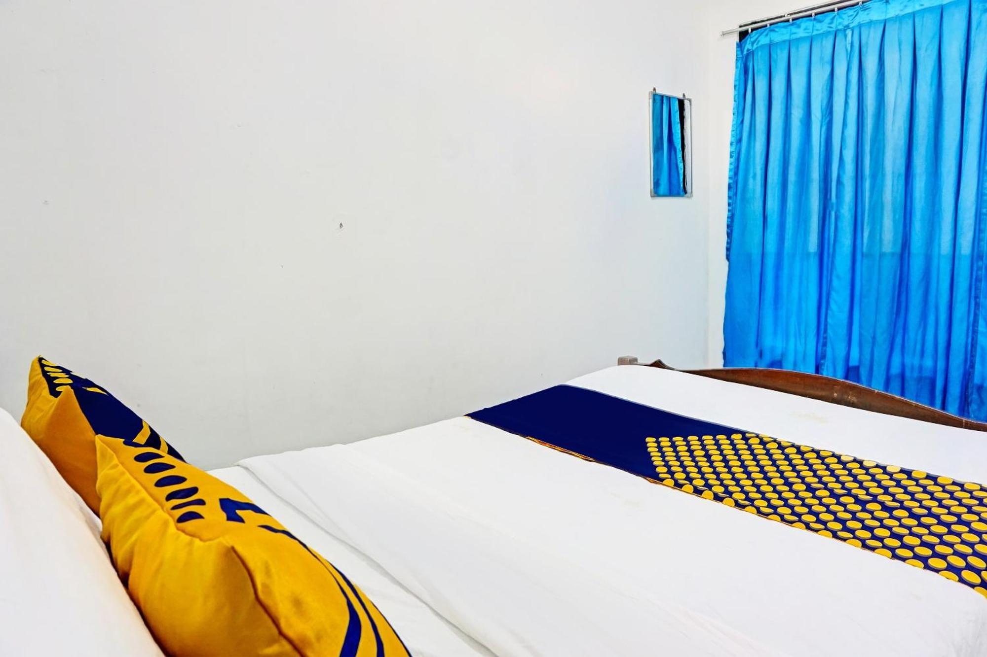 Oyo Life 91896 Kost Bu Dewi Syariah Hotel Пасуруан Екстериор снимка