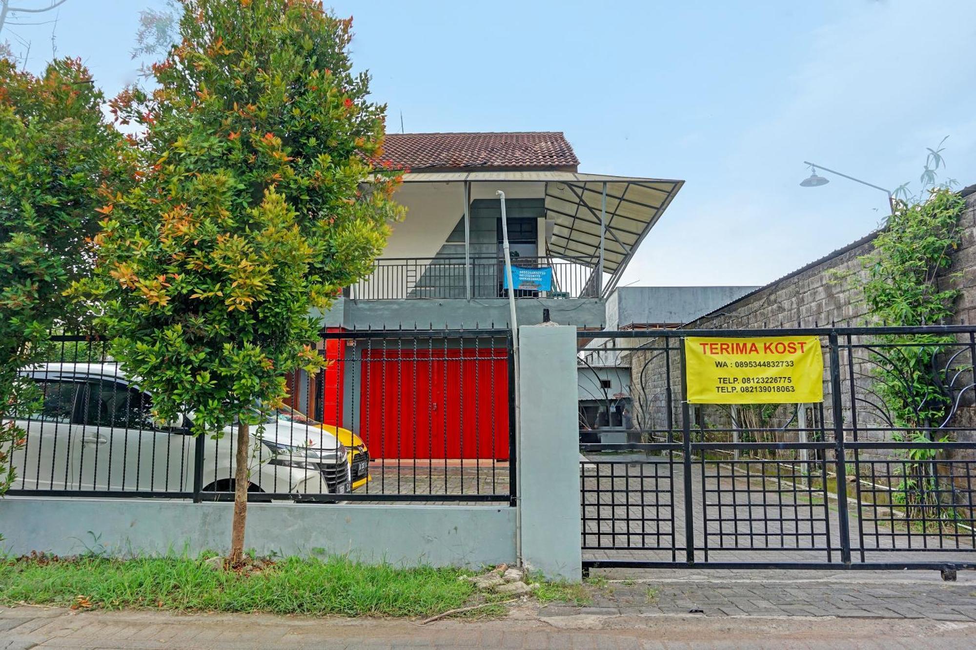 Oyo Life 91896 Kost Bu Dewi Syariah Hotel Пасуруан Екстериор снимка